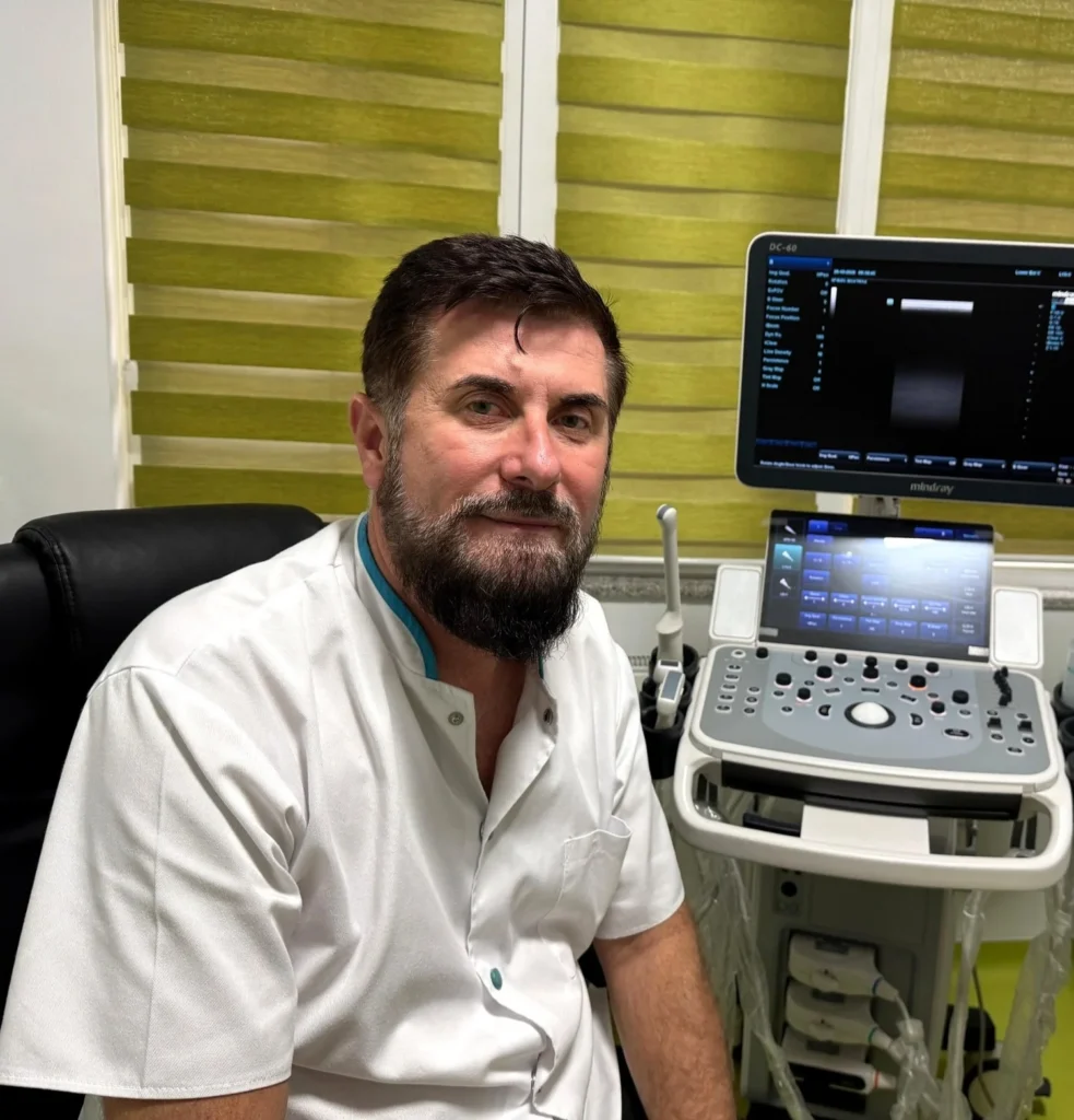 Dr. Vincze Gheorghe în cabinetul de ecografie Doppler al Clinicii Salv Med