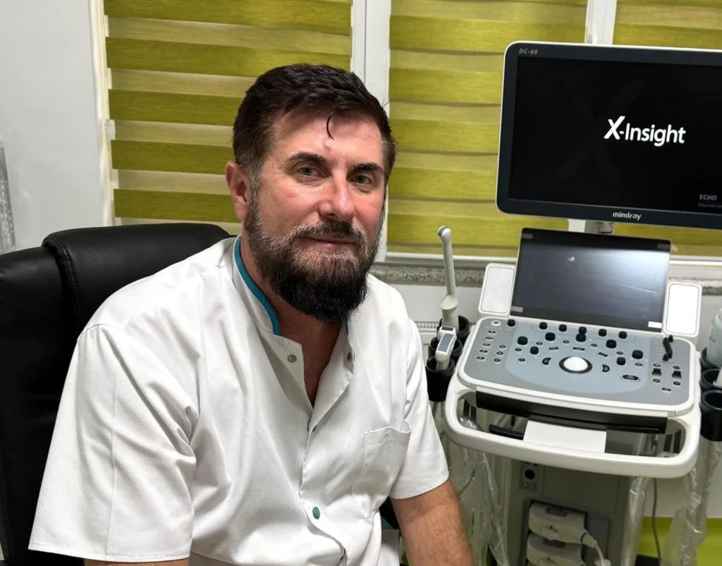 Dr. Vincze Gheorghe, fondatorul Clinicii Salv Med, în cabinetul de ecografie